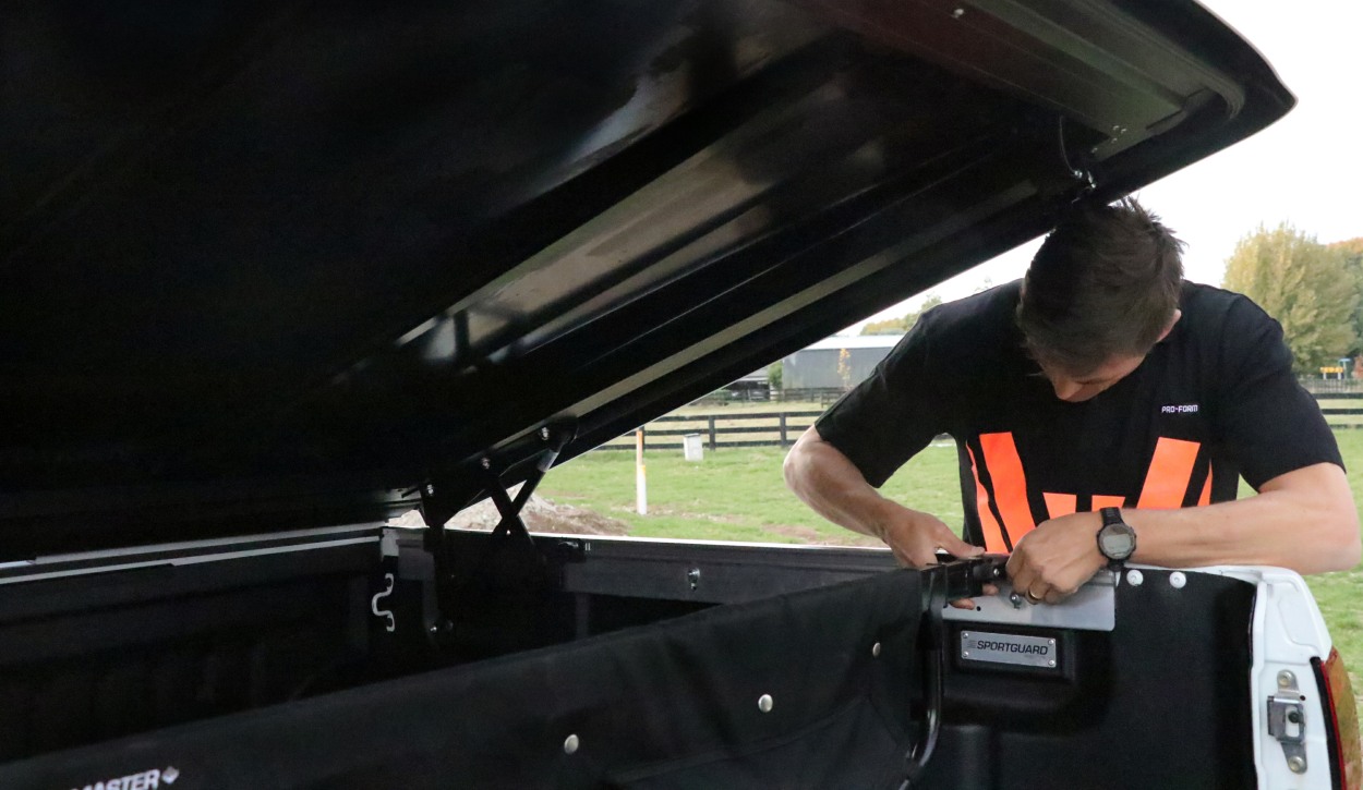 Kunststoff-Laderaumabdeckung «ARB Sportlid » Person, Auto, Transport, Fahrzeug